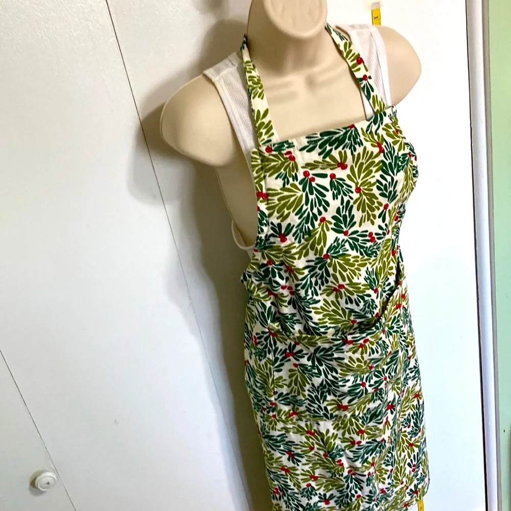 Crate and Barrel Mistletoe Red Green Apron One Size fits Most 27 in x 36 in